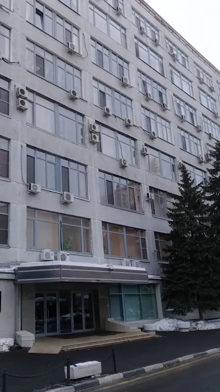 Серое здание с кондиционерами