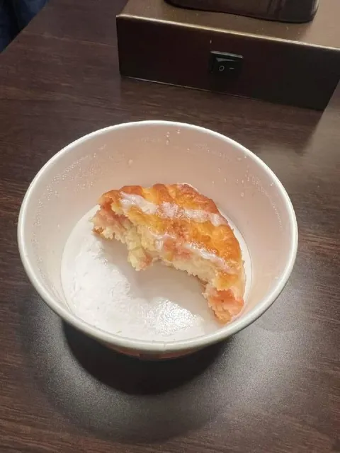 Пирожок в миске