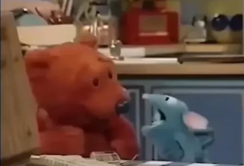 Медведь уходит от мыши