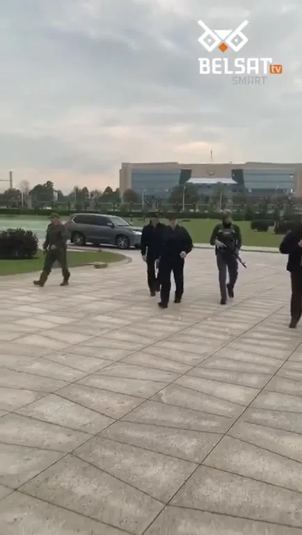Охотники за привидениями идут по площади