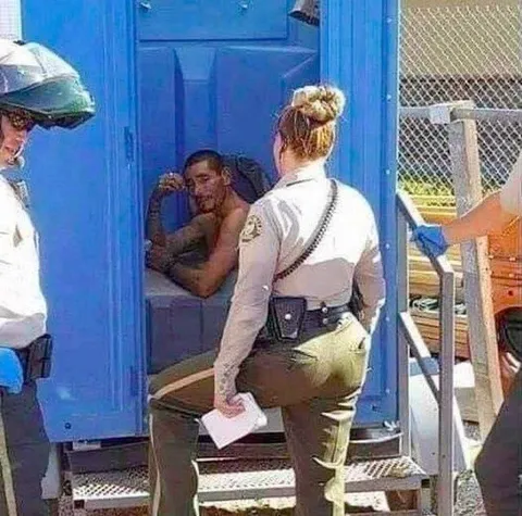 Мужчина в туалетной кабинке