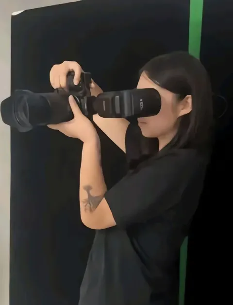 Фотограф снимает крупным планом