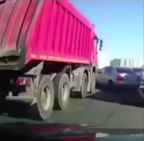 Ярко-розовый грузовик на трассе