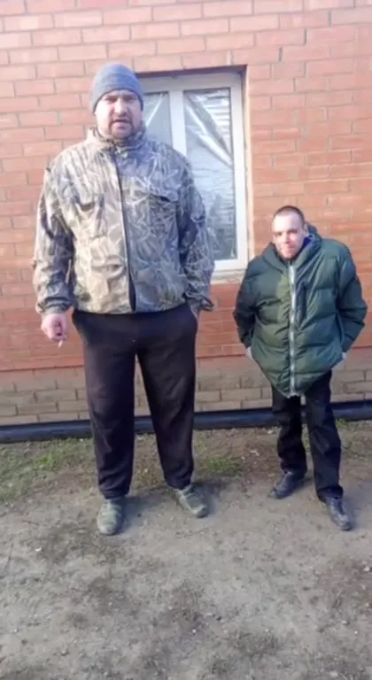 Двое у кирпичной стены