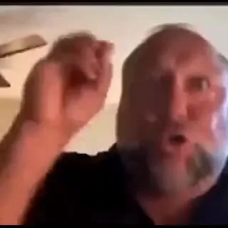 Бородатый мужчина возмущённо жестикулирует