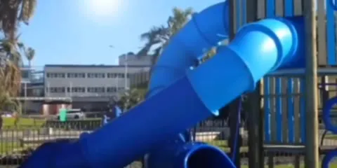 Мужчина исчезает в горке