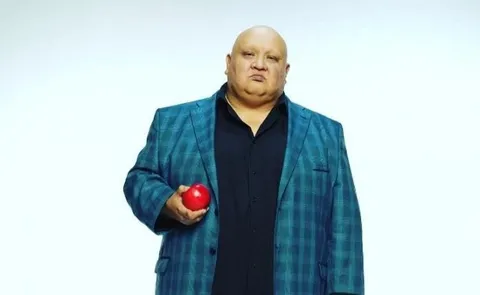 Кингпин с красным яблоком
