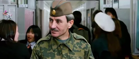 Военный проходит мимо самолёта