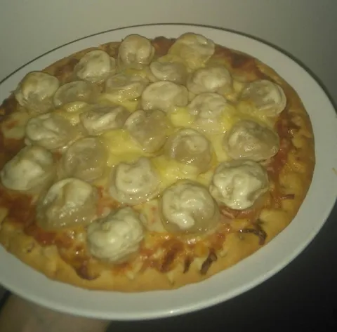 Пицца с пельменями