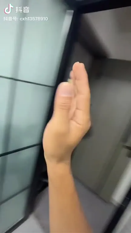 神秘之手一路找人