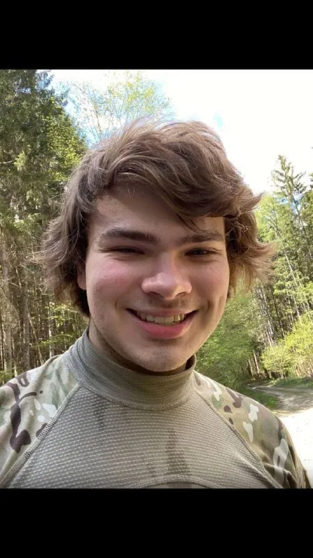 Улыбающийся парень в лесу