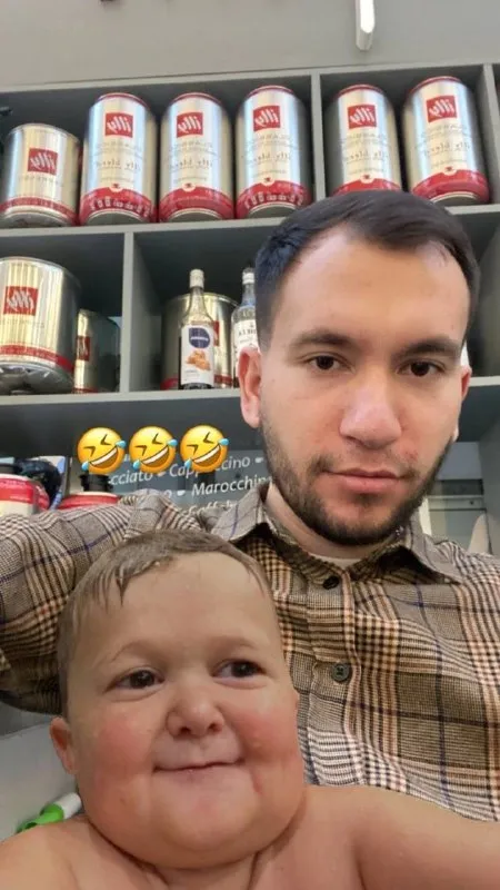 Смешной ребёнок на селфи