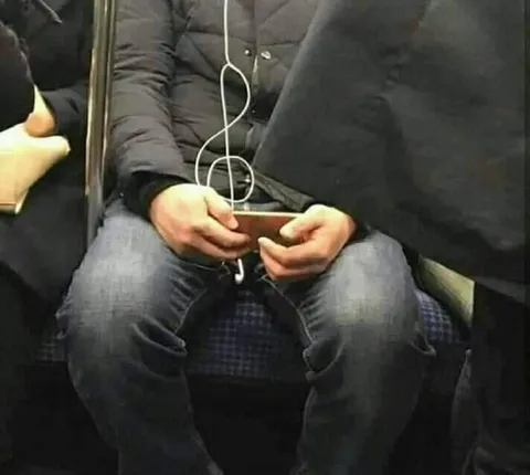 Человек с телефоном в метро