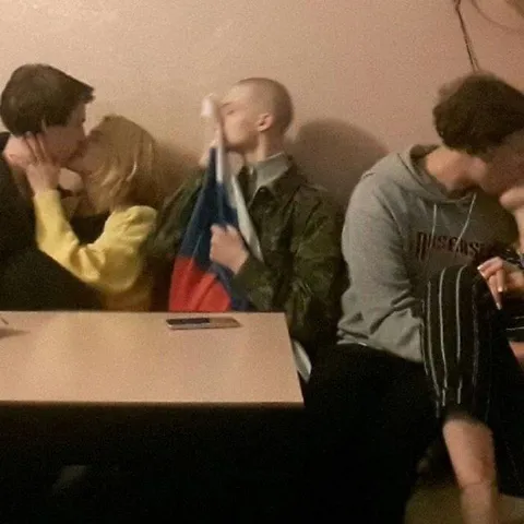 Пара целуется на фоне неловкости