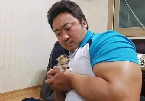 Суровый мужчина с котёнком