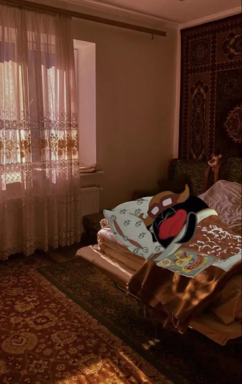 Мультяшный персонаж в уютной комнате