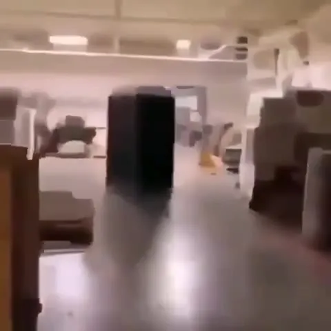 Таинственный шкаф уезжает в ночь