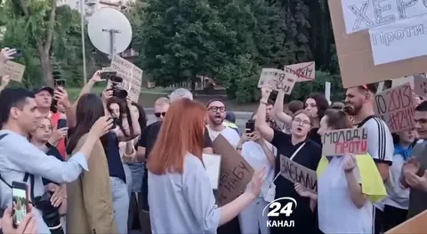 Молодь проти на мітингу