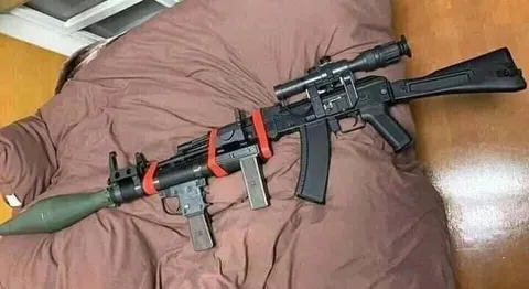Самодельное оружие на кровати