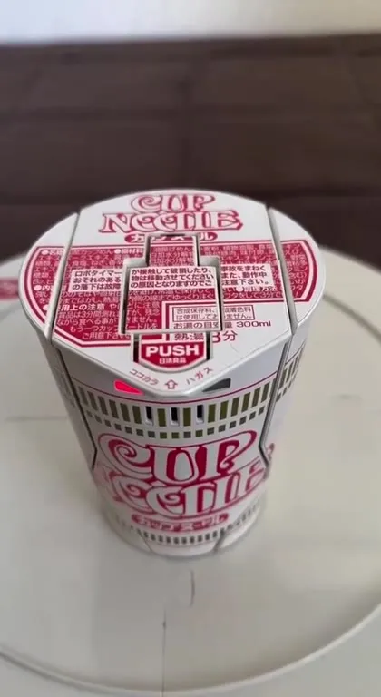 カップヌードルがロボットに変身