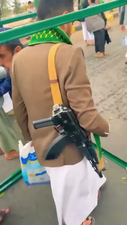 Вооружённая толпа на улице