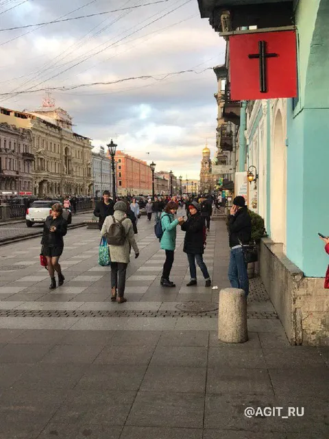 Красный крест на Невском