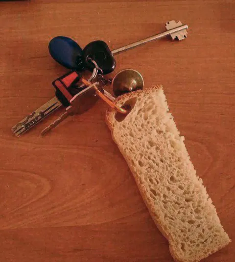 Ключи и хлеб