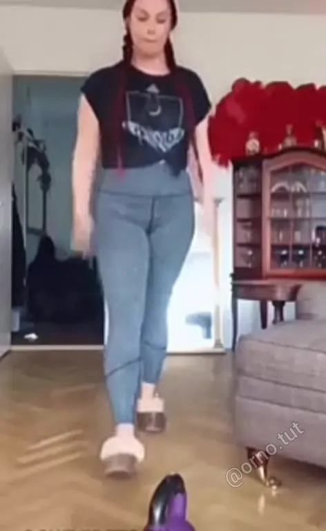 Девушка и фиолетовый шар