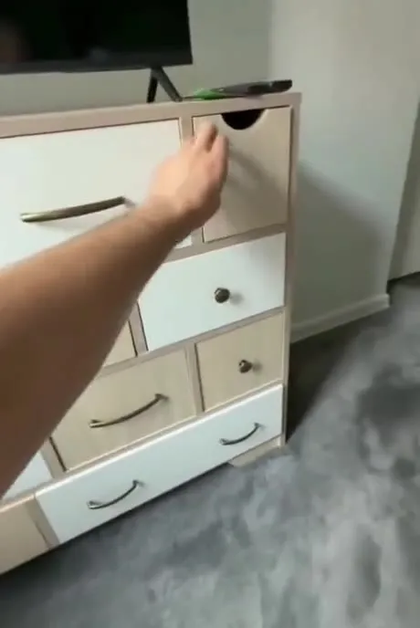 Комод с хаотичными ящиками