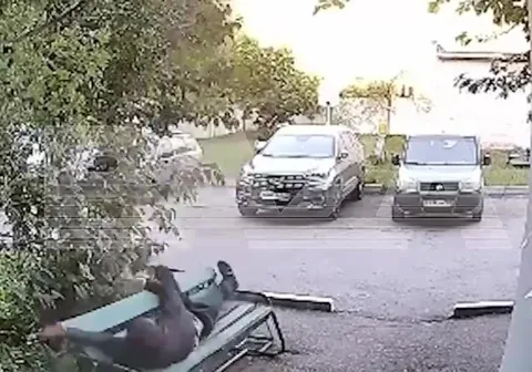 Неудачное падение с скамейки
