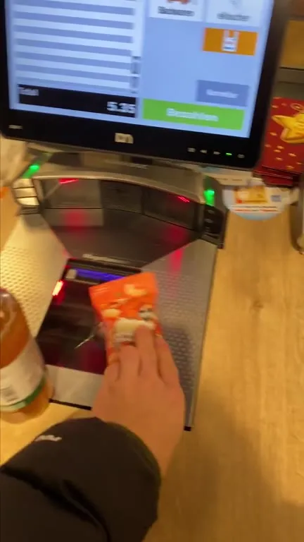 Die Kassiererin spielt plötzlich Flöte