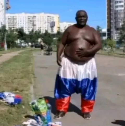Мужчина в огромных штанах