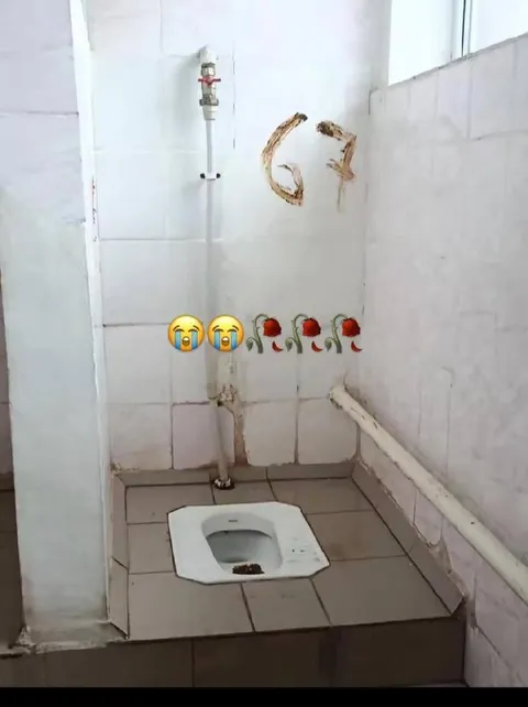 Унитаз в старом туалете