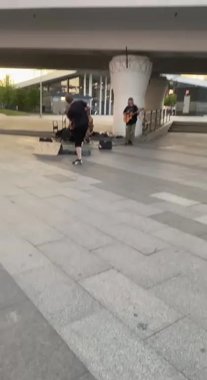 Танец под уличную музыку
