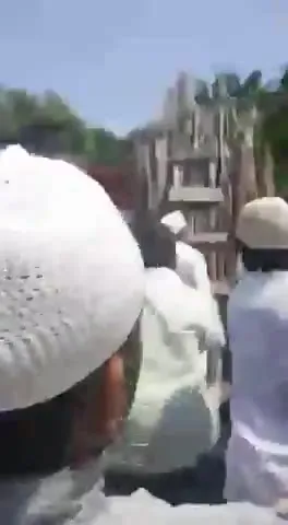 Индийская толпа вокруг гигантской башни