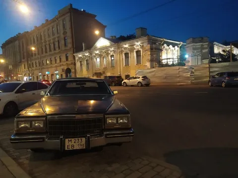 Старый автомобиль на вечерней улице