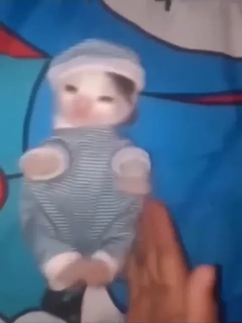 Кукла танцует на кровати