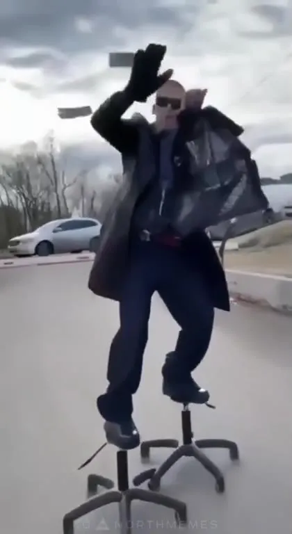 Мужчина мчится на стульях