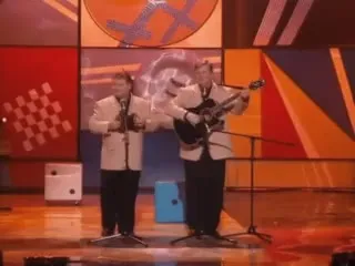 Дуэт на сцене с гитарой
