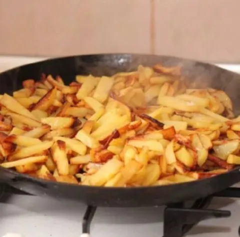Жареная картошка на сковороде