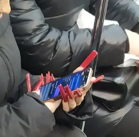 Телефон с красными флагами