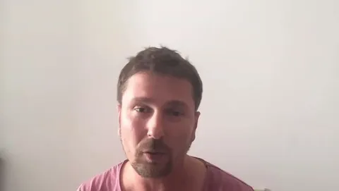 Мужчина серьёзно смотрит в камеру