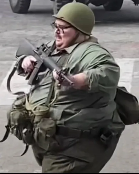 Толстый солдат с винтовкой