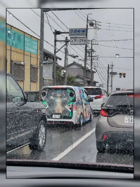 雨の痛車渋滞