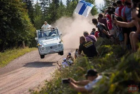 Неожиданный заезд в толпу