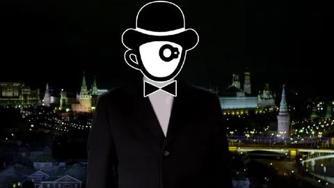 Таинственный джентльмен на фоне Кремля