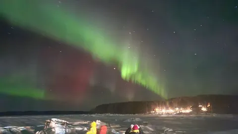 Северное сияние над ледяным берегом