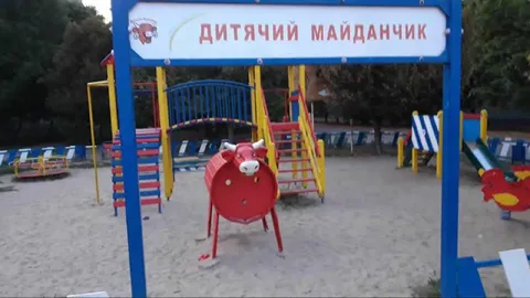 Дитячий майданчик із дивною гойдалкою