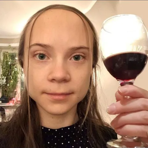 Девушка с бокалом вина