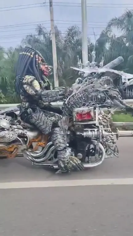 Хищный мотоцикл на трассе